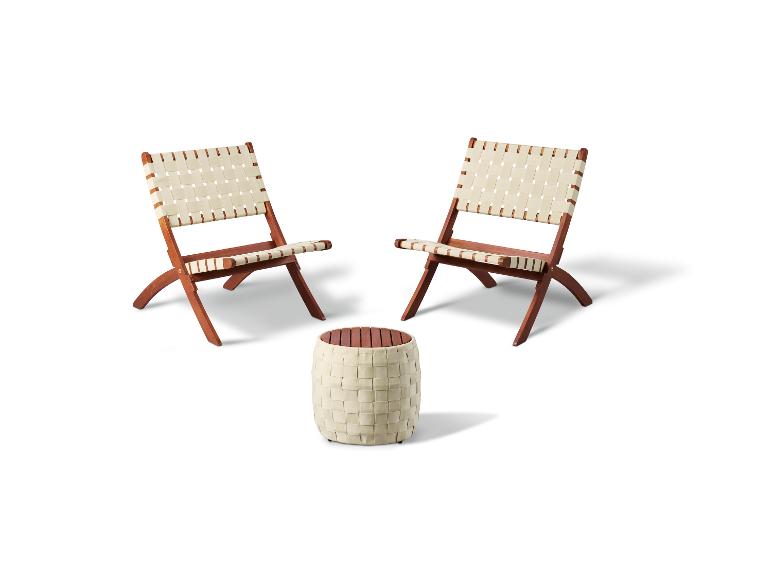 Deux chaises pliantes en bois avec assise tressée et une table d'appoint assortie.