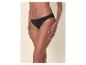 Femme en culotte noire taille haute, posant de côté.