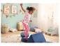 Fillette en leggings roses Lupilu jouant dans une chambre d'enfant.