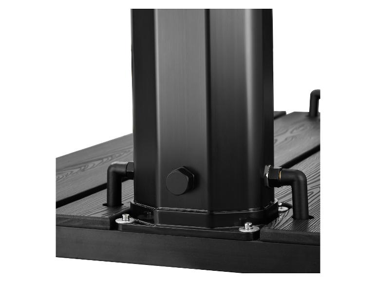 Gros plan d'une base de douche extérieure noire avec colonne centrale et raccords d'eau.