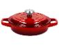 Cocotte en fonte rouge avec couvercle et bouton argenté.