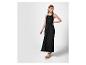 Robe maxi noire et sandales plates : mode estivale élégante.