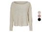 Pull ample en beige, rose, gris et noir.