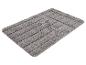 Tapis de bain gris doux à motif géométrique.