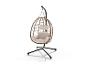 Fauteuil suspendu œuf en rotin avec coussins crème et support en métal noir.