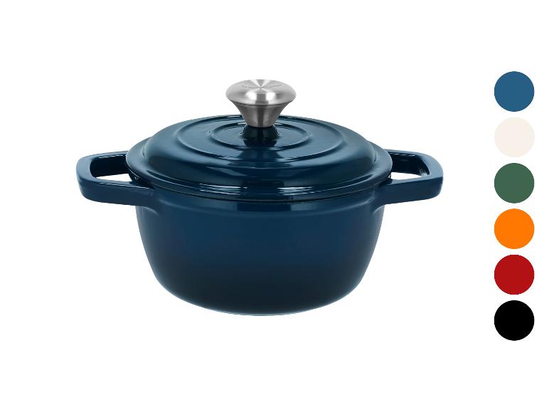 Cocotte en fonte bleue avec couvercle et échantillons de couleurs variés