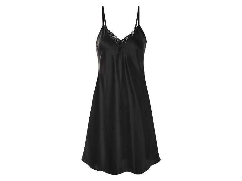 Une robe de nuit noire en satin avec de la dentelle.