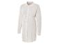 Une chemise blanche à manches longues pour femmes enceintes.