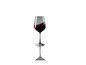 Un verre de vin rouge avec un reflet sur un fond blanc.