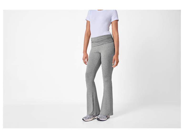 Femme en pantalon évasé gris et t-shirt bleu clair