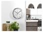 Horloge murale LIVARNO avec thermomètre et hygromètre dans une cuisine moderne.