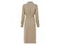 Une robe beige à manches longues avec une ceinture.