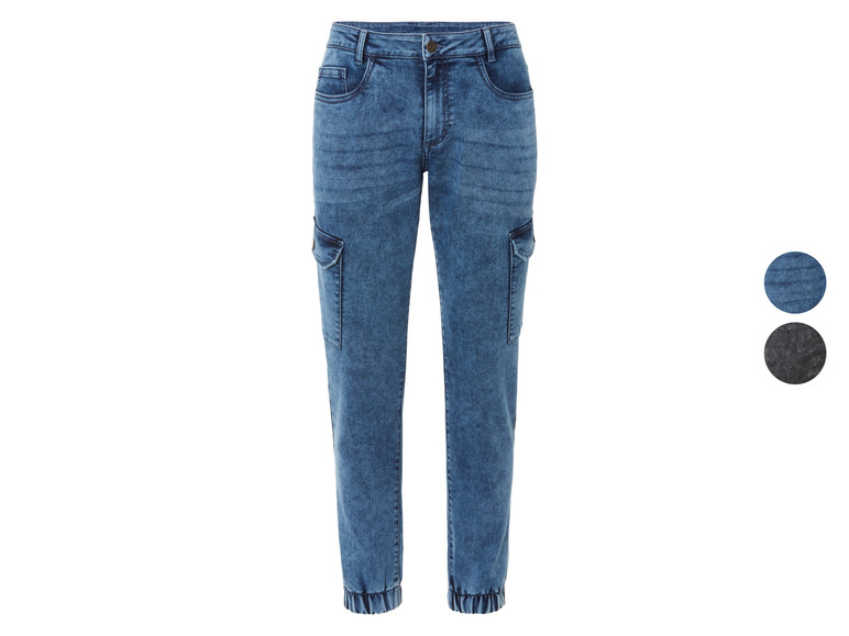 Jean bleu avec poches, disponible en deux couleurs.
