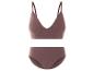 Un bralette et une culotte marron de style côtelé.