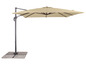 Un parasol beige avec un bras articulé et un socle en béton.