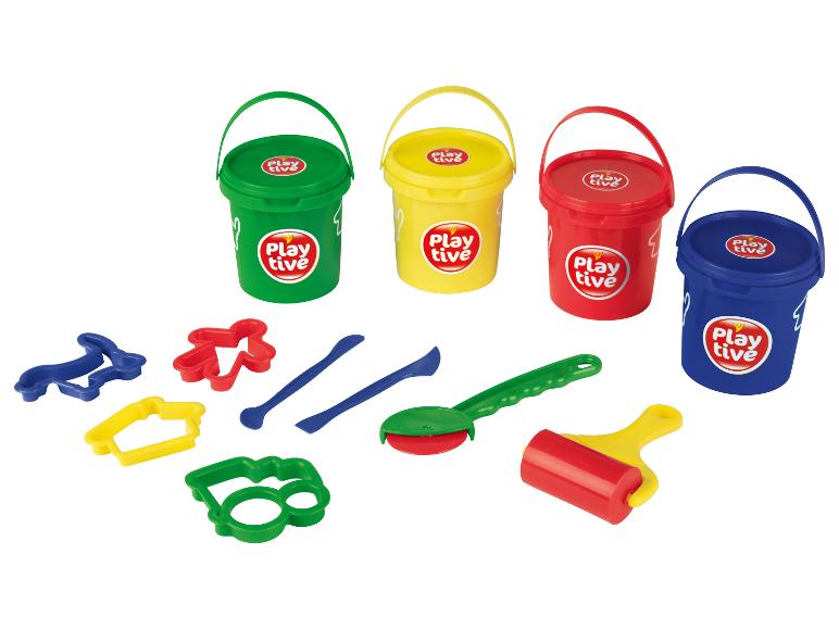 Pots Playtive et emporte-pièces pour pâte à modeler.