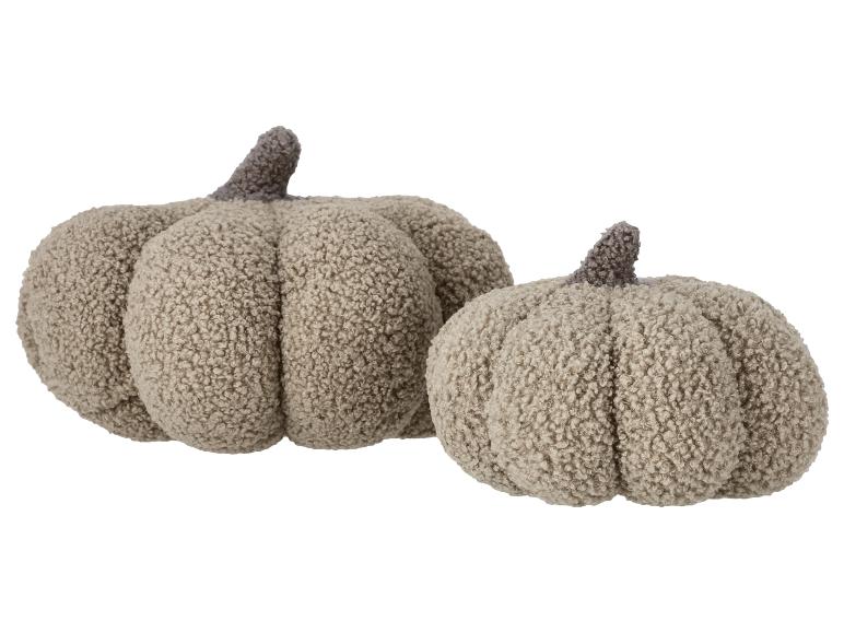 Deux citrouilles décoratives moelleuses de couleur beige neutre.