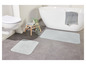 Deux tapis de bain dans une salle de bain avec une baignoire.