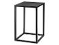 Une petite table carrée en métal noir.