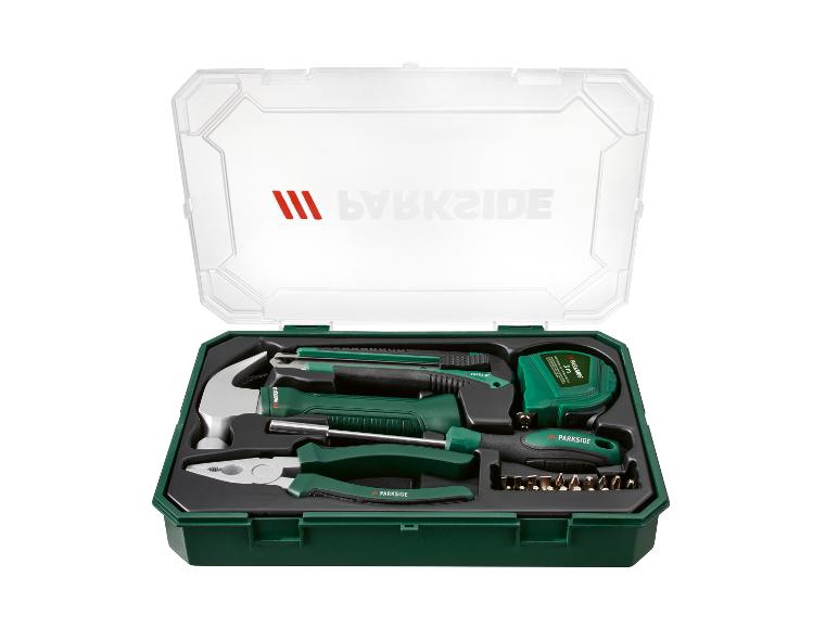 Ensemble d'outils dans une boîte verte, comprenant un marteau, un mètre ruban de 3m, un tournevis et des embouts.