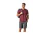 Homme en t-shirt à manches courtes et short, avec sac à dos
