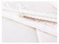 Fermeture éclair blanche sur tissu clair et doux.