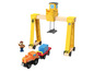 Une grue jaune avec un train et un conteneur