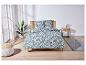 Un lit avec des draps gris à motif floral blanc.
