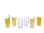 Six verres, dont quatre remplis de boissons jaunes et deux vides, sur fond blanc.