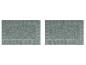 Deux tapis de bain rectangulaires gris avec bordure texturée.