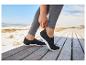 Chaussures noires en maille, style décontracté, près d'une plage.