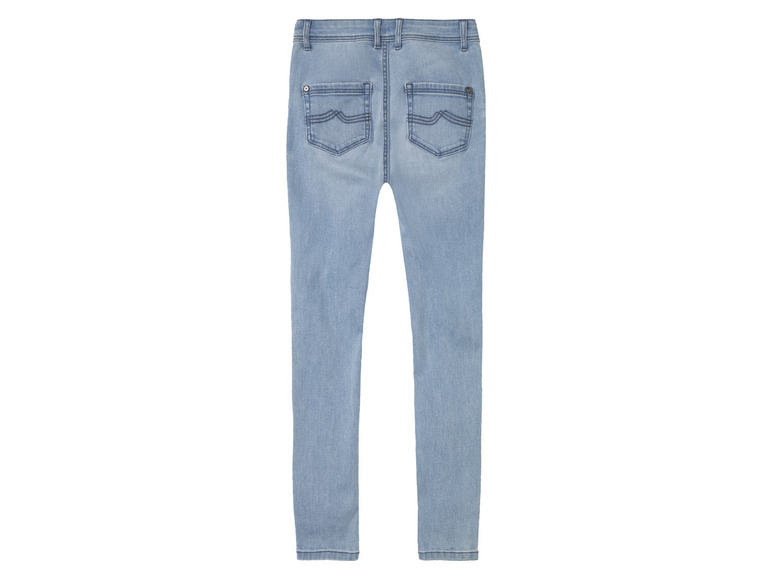 Jeans bleu clair avec des poches arrière.