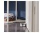 Un butoir de porte argenté maintient une porte ouverte dans une salle de bain.