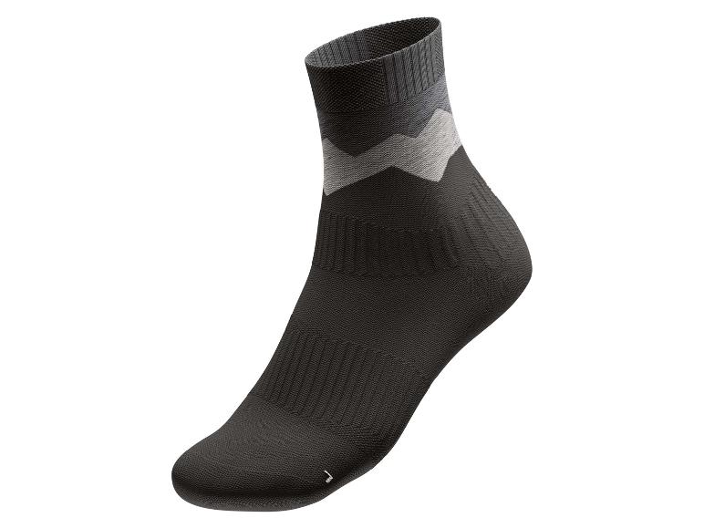 Une paire de chaussettes noires montant à la cheville avec des détails gris.