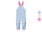 Salopette de pluie enfant bleu clair avec bretelles roses et éléments réfléchissants.