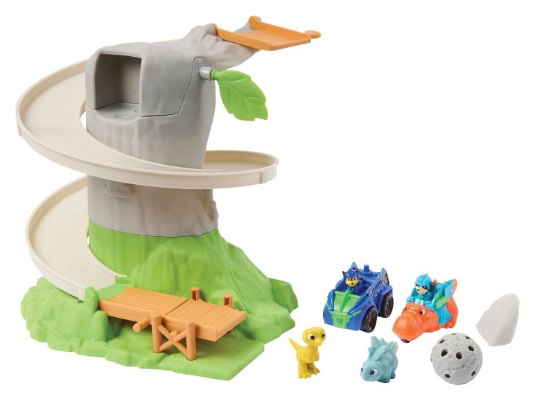 Circuit de jouets avec rampe en forme d'arbre, pont, véhicules et figurines de dinosaures.
