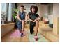 Homme et femme en tenue de sport faisant des fentes sur des tapis d'exercice.