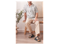Homme en chemise rayée et sandales Birkenstock.