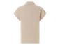 Robe chemise beige à manches courtes.