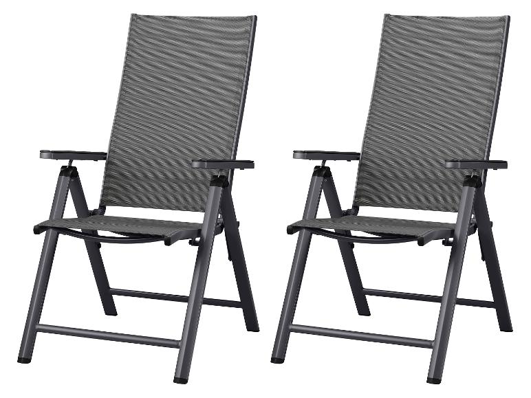 Deux chaises de jardin pliantes grises avec accoudoirs sur fond blanc.