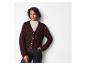 Femme portant un cardigan en tricot marron foncé.