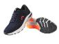 Des chaussures de course bleues avec des accents orange.