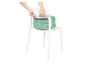 Un rehausseur de chaise vert pour enfant avec un motif d'ours, fixé à une chaise blanche.