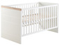 Lit bébé blanc avec panneaux en bois.