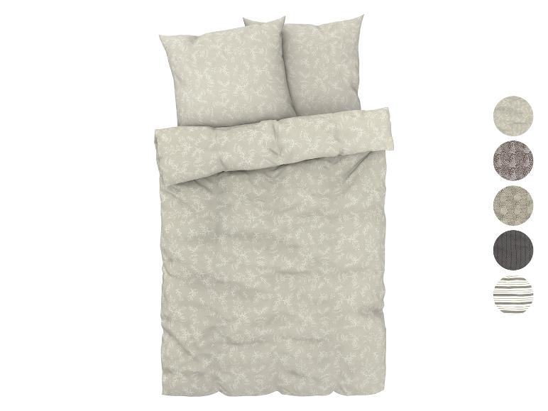 Housse de couette beige avec un motif floral blanc.