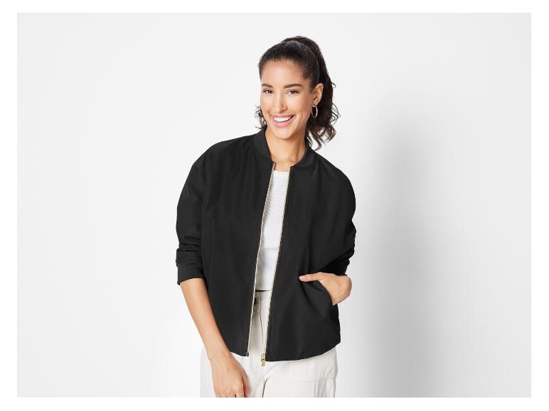 Une femme portant une veste bomber noire.