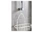 Panier de douche blanc suspendu à une barre chromée.