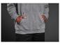 Un sweat-shirt gris à capuche et un pantalon de survêtement noir.