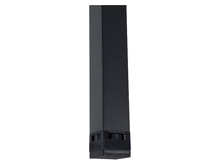 Gros plan d'un pied de table carré noir avec un patin réglable.