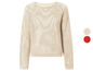Pull en maille beige à manches longues.